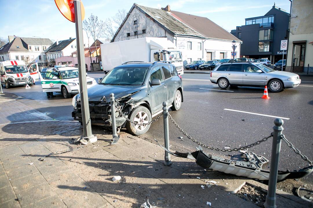 Trijų automobilių avarija Birštono gatvėje