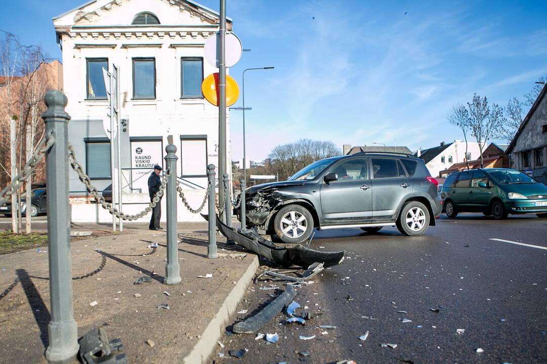 Trijų automobilių avarija Birštono gatvėje