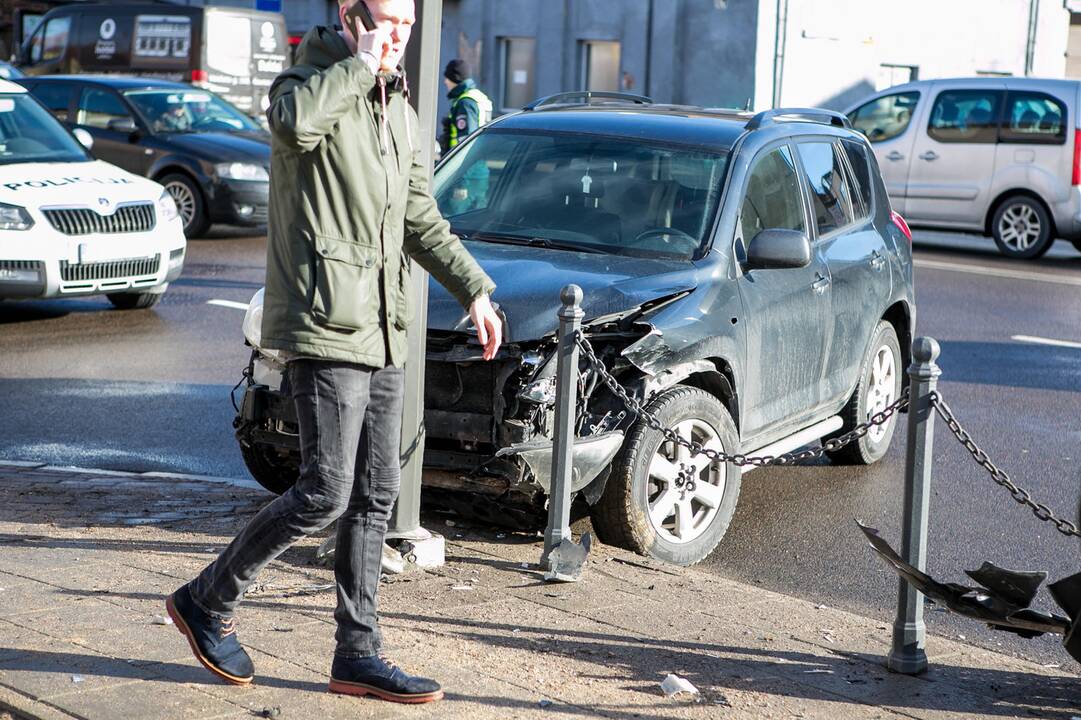 Trijų automobilių avarija Birštono gatvėje