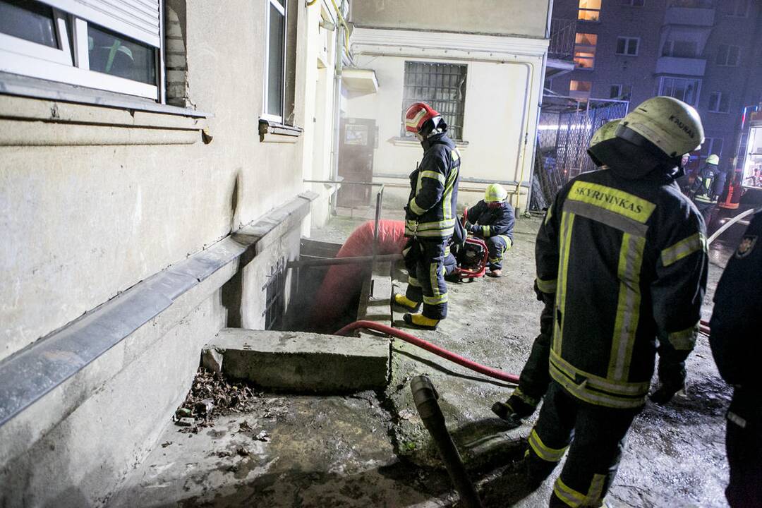 Gaisras Raudondvario pl. esančiame rūsyje