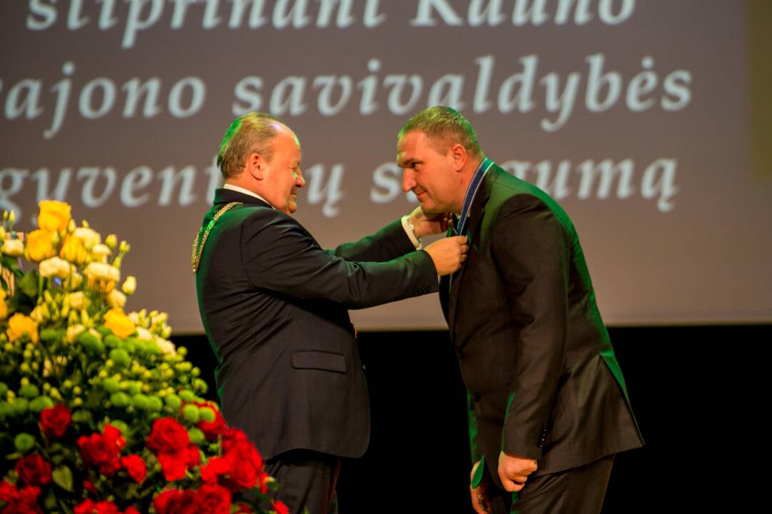 Raudondvaryje įteikti Kauno rajono garbės ženklai