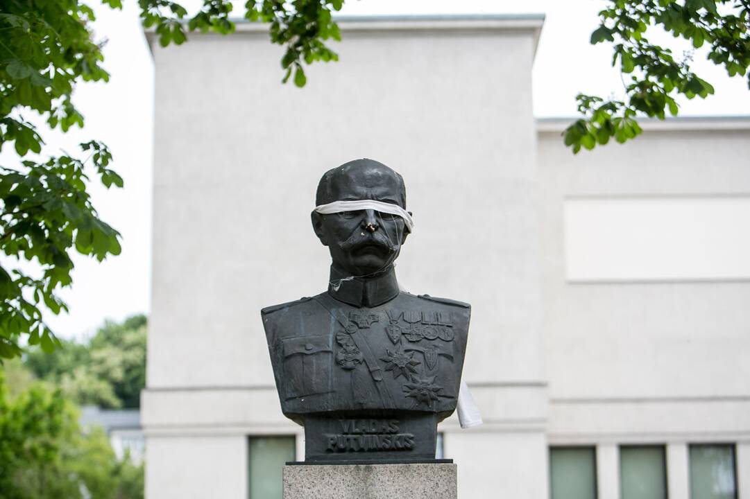 Meninė akcija Karo muziejaus sodelyje