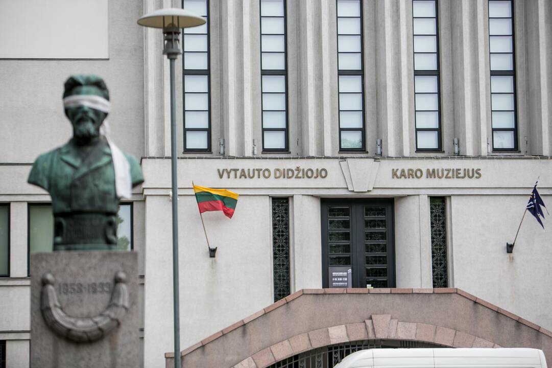 Meninė akcija Karo muziejaus sodelyje