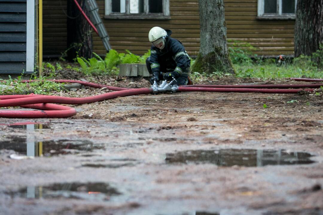 Panemunėje užsidegė medinis pastatas