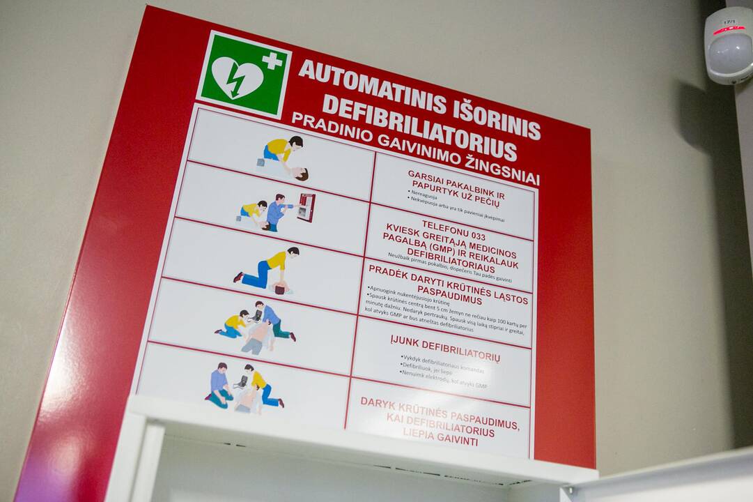 Jėzuitų gimnazijoje – defibriliatorius