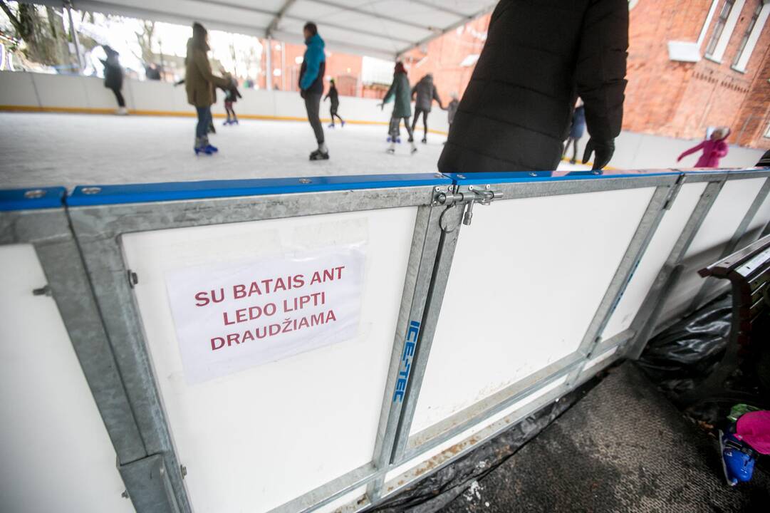 Džiaugsmai Raudondvario dvaro čiuožykloje