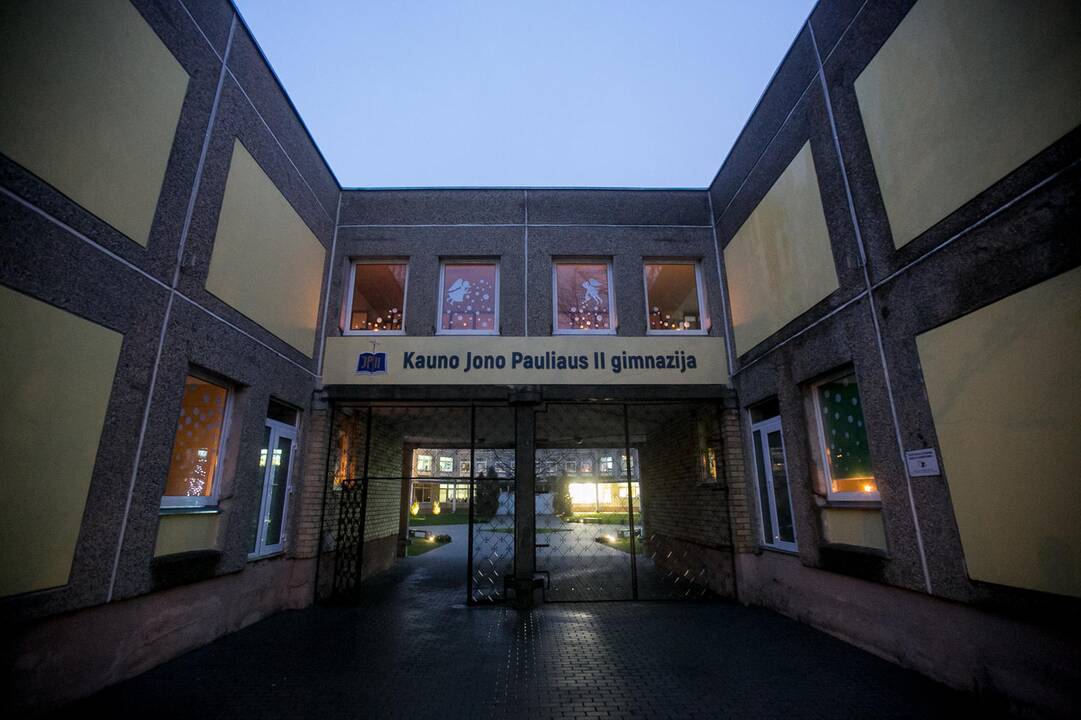 Mokyklose – atminimo žvakelės ir dainos Sausio 13-ajai paminėti