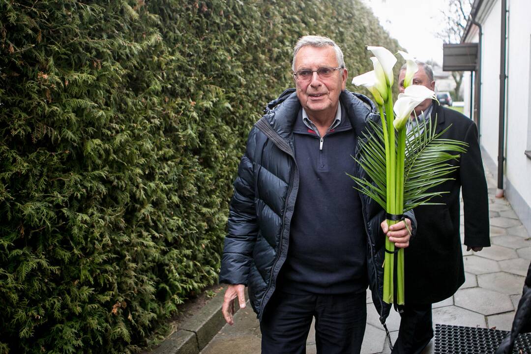 Kaune atsisveikinama su poetu K. Navaku