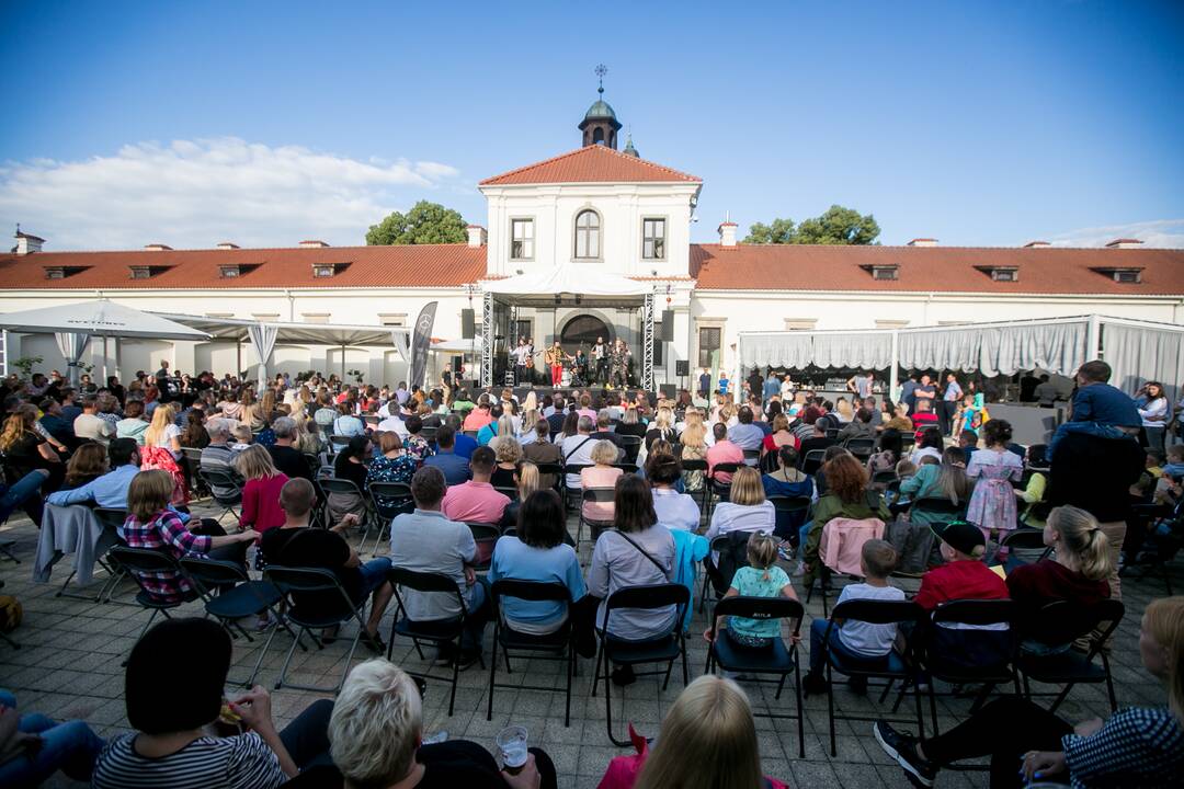 „Pažaislio liepų alėjos vakaruose“ – „Antikvarinių Kašpirovskio dantų“ koncertas