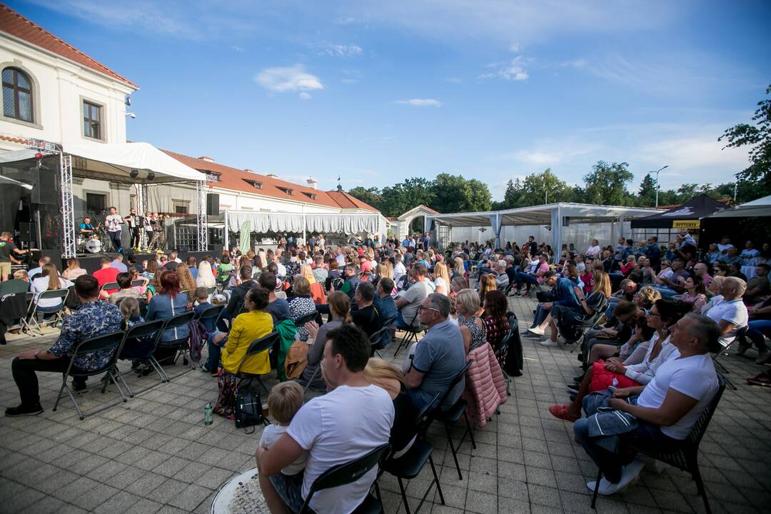 „Pažaislio liepų alėjos vakaruose“ – „Antikvarinių Kašpirovskio dantų“ koncertas