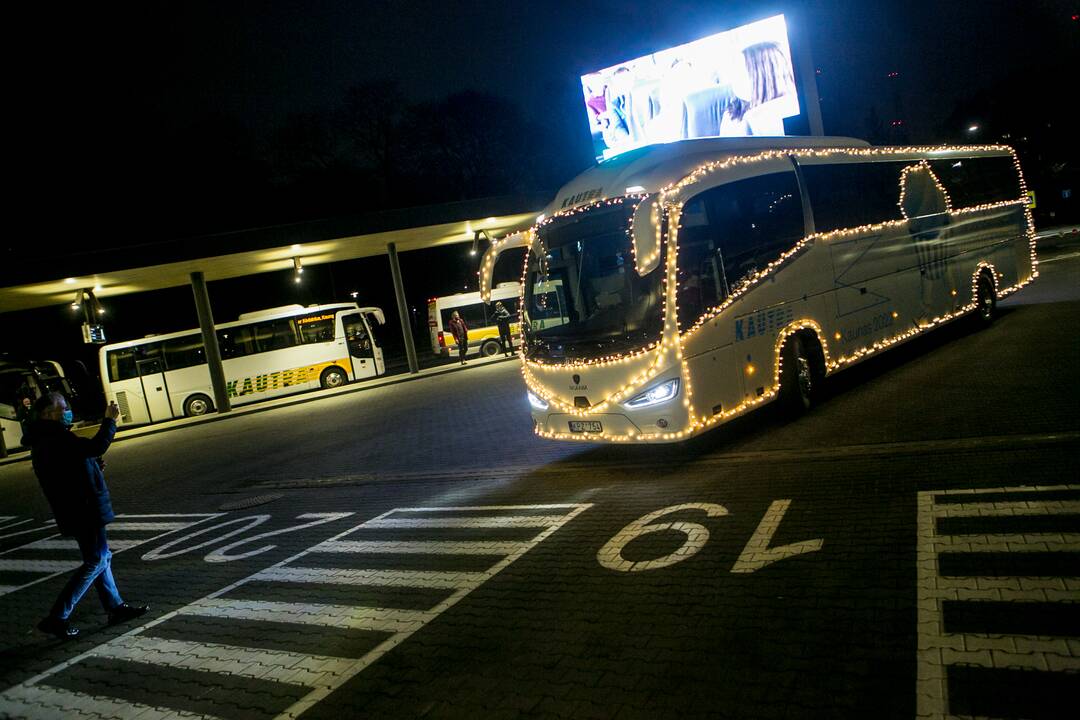 Pirmoji kalėdinio autobuso kelionė mieste