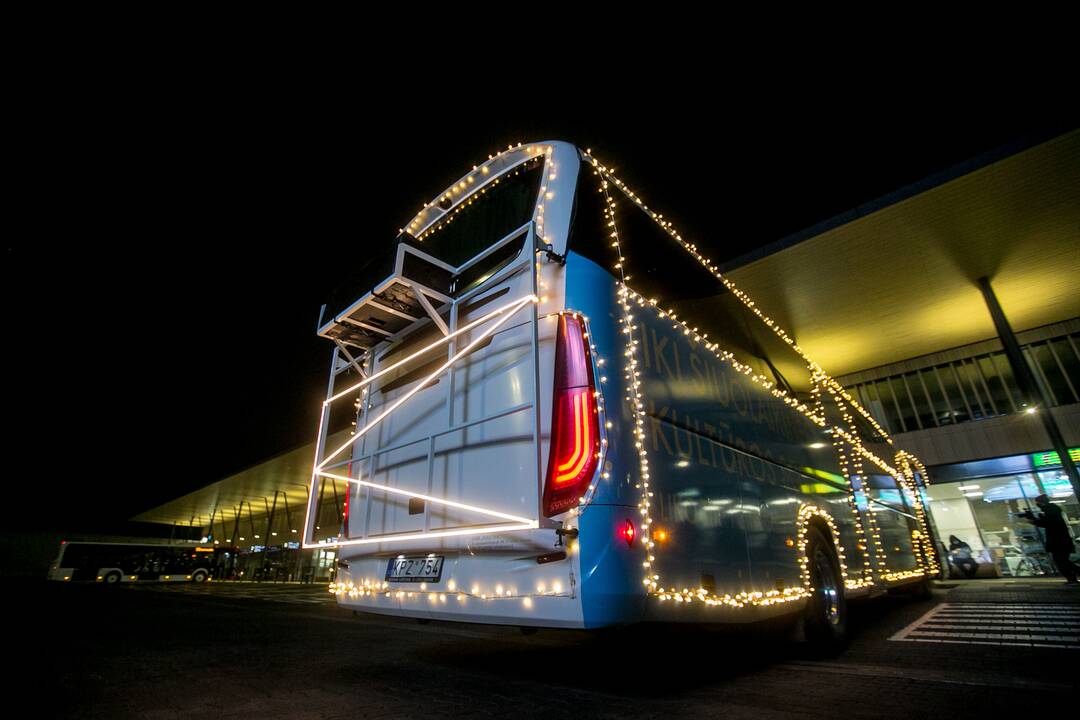 Pirmoji kalėdinio autobuso kelionė mieste