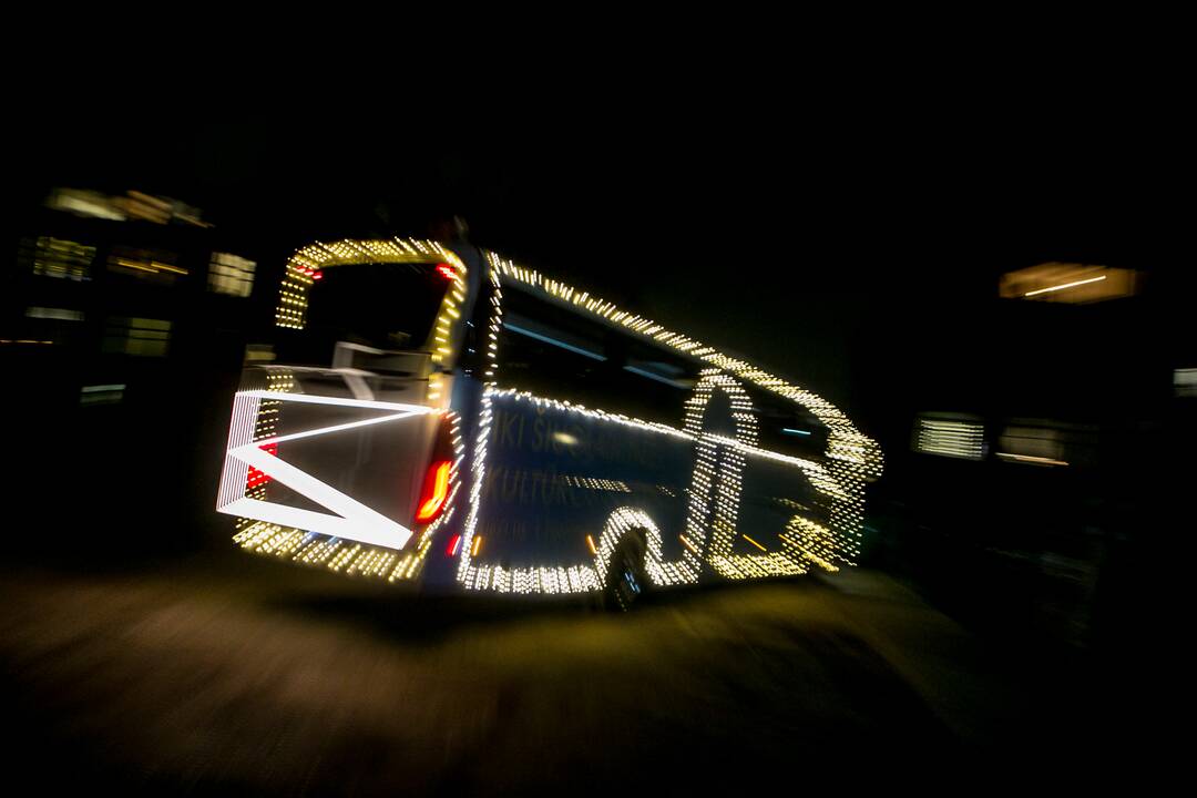 Pirmoji kalėdinio autobuso kelionė mieste