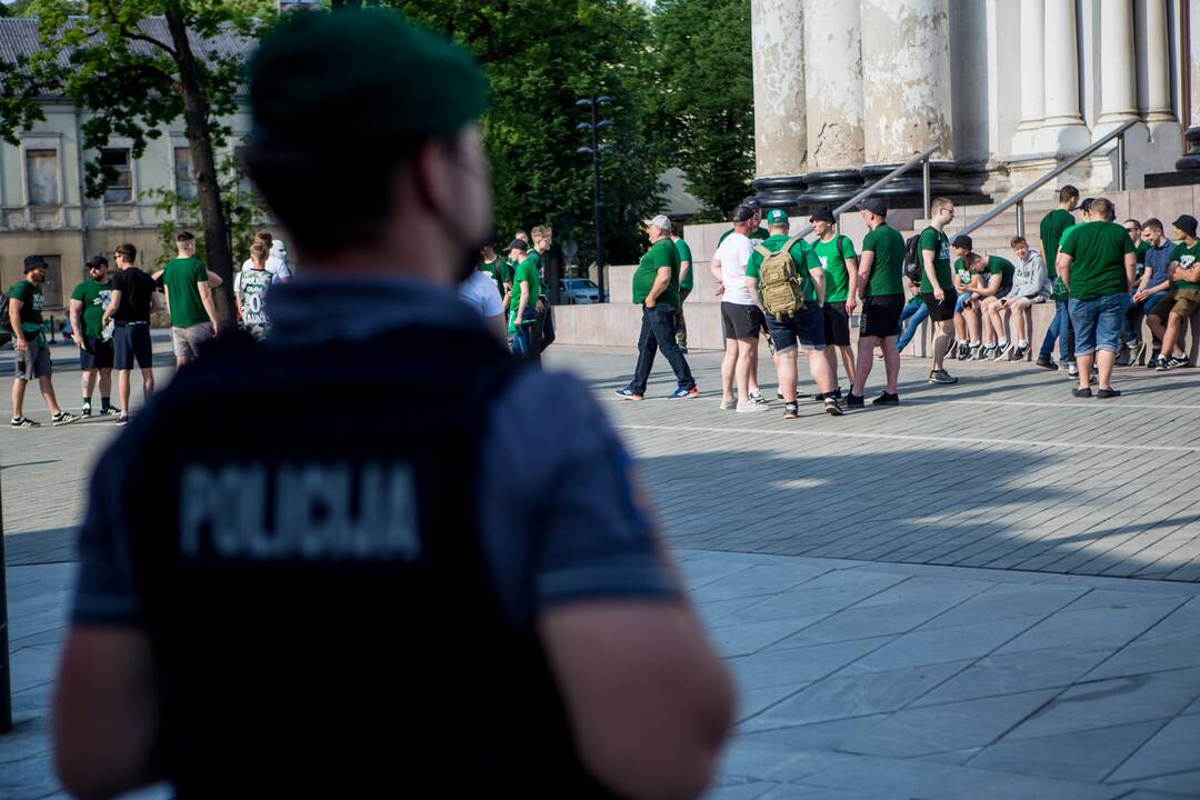 „Žalgirio“ sirgalių eisena prieš LKL finalo rungtynes