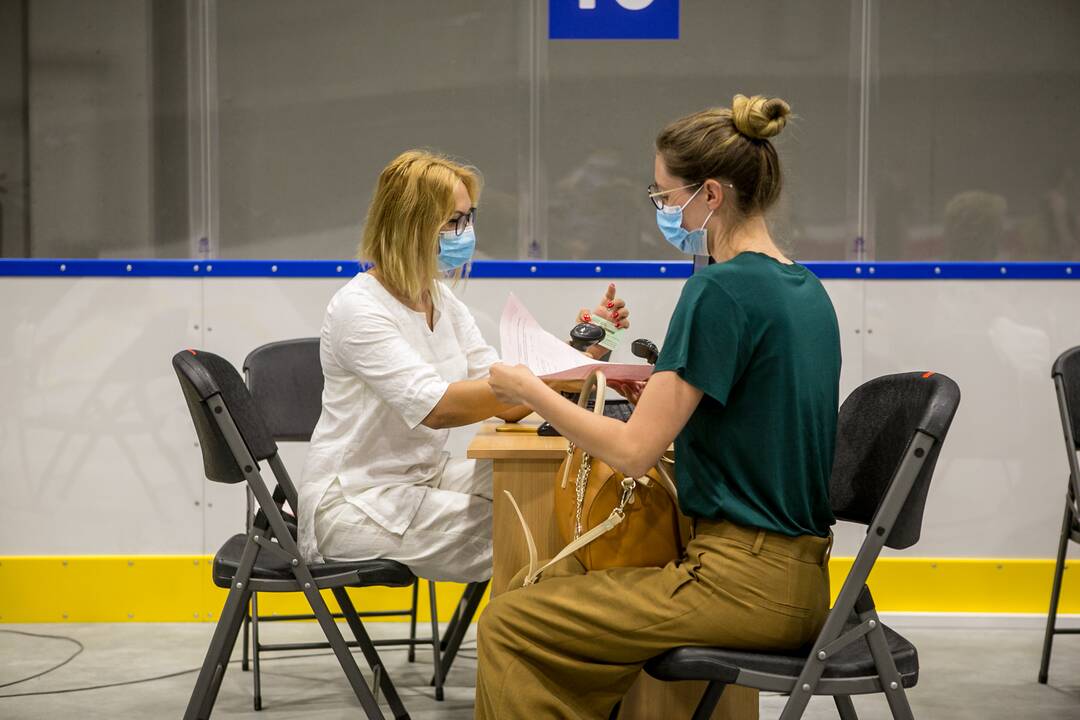 Premjerė neatmeta galimybės dėl privalomų skiepų tam tikruose sektoriuose