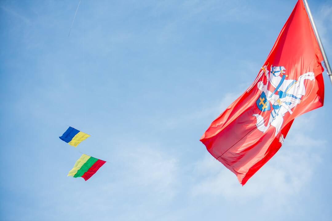 Virš „Laisvės kario“ suplazdėjo Lietuvos ir Ukrainos vėliavos