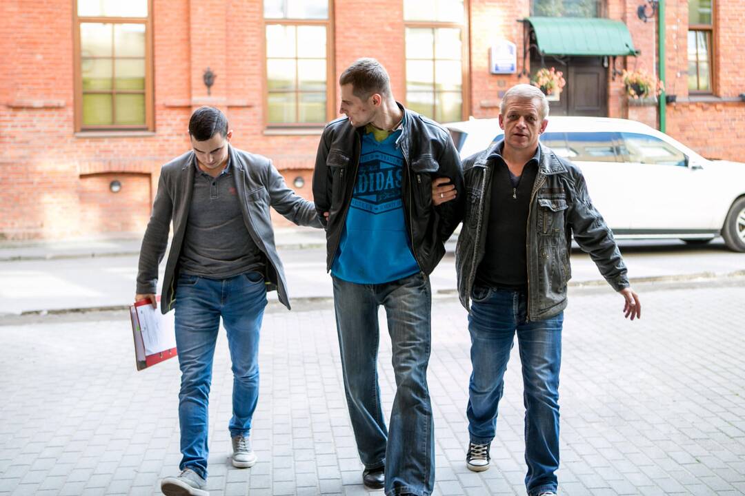 Įtariamasis pareigūnų sužalojimu atvežtas į teismą