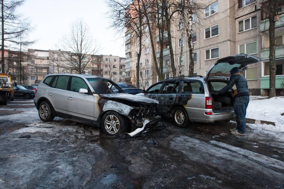 Apdegė du automobiliai V.Landsbergio-Žemkalnio g.