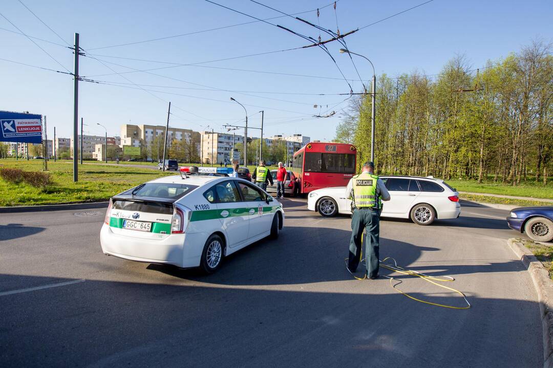 Avarija Pramonės ir V. Krėvės prospektų sankryžoje