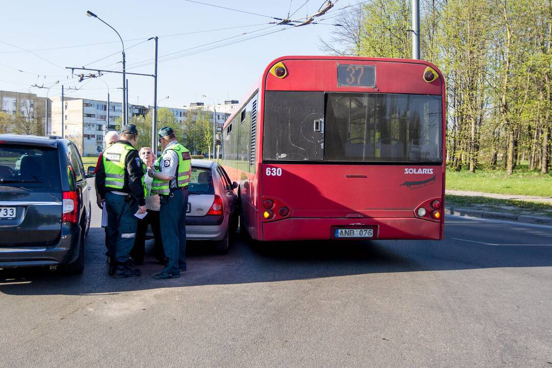 Avarija Pramonės ir V. Krėvės prospektų sankryžoje