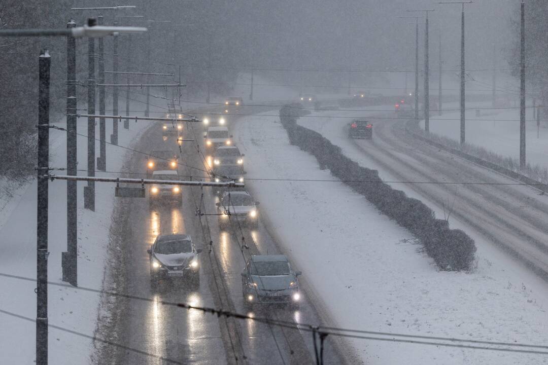 Eismo sąlygas sunkina snygis ir plikledis