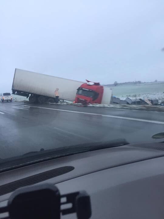 Magistralėje nuo kelio nuskriejusiam vilkikui koją pakišo eismo sąlygos?