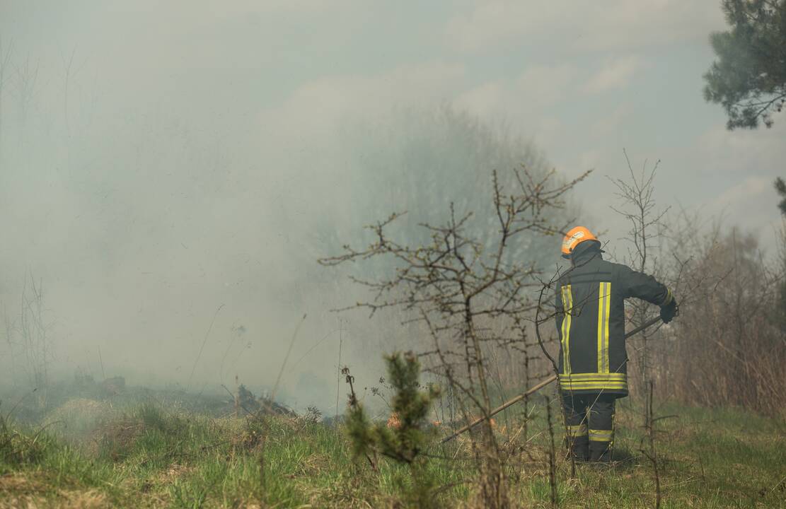 Plungės rajone gesindamas degančią žolę apdegė vyras