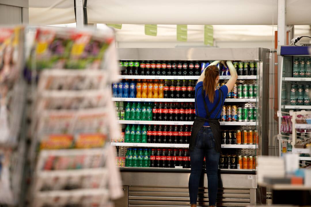 Siūloma akcizais apmokestinti saldintus ir energinius gėrimus
