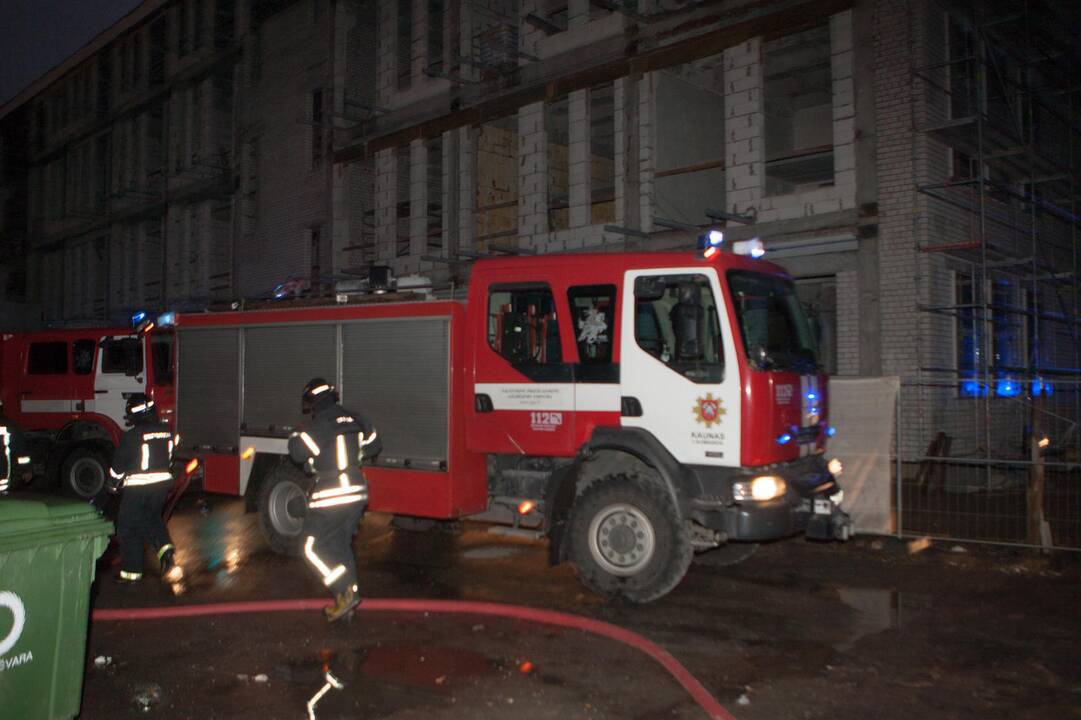 Eiguliuose užsidegė metalinis angaras