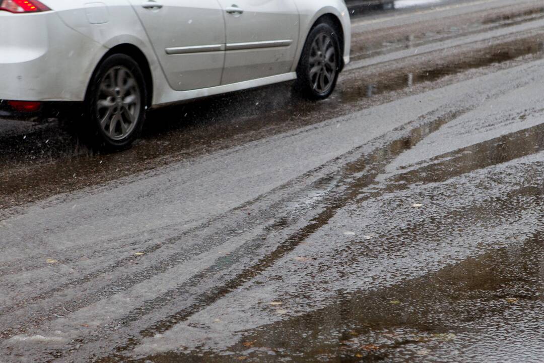 Eismą sunkina šlapdriba, naktį įspėjama dėl plikledžio ir rūko