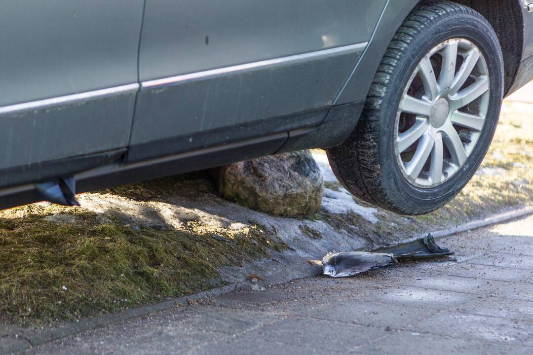 Žaliakalnyje automobilis rėžėsi į kioską