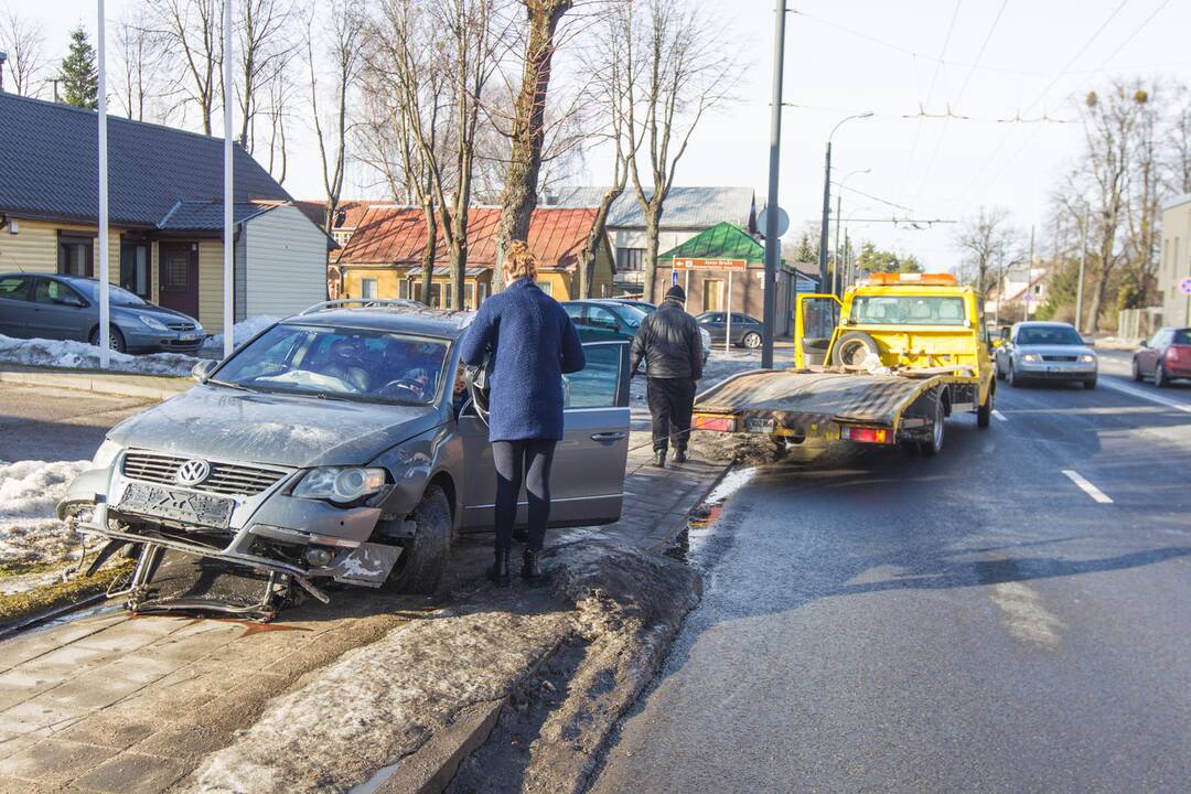 Žaliakalnyje automobilis rėžėsi į kioską