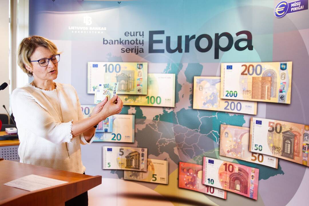 Pristatyti naujieji 100 ir 200 eurų banknotai