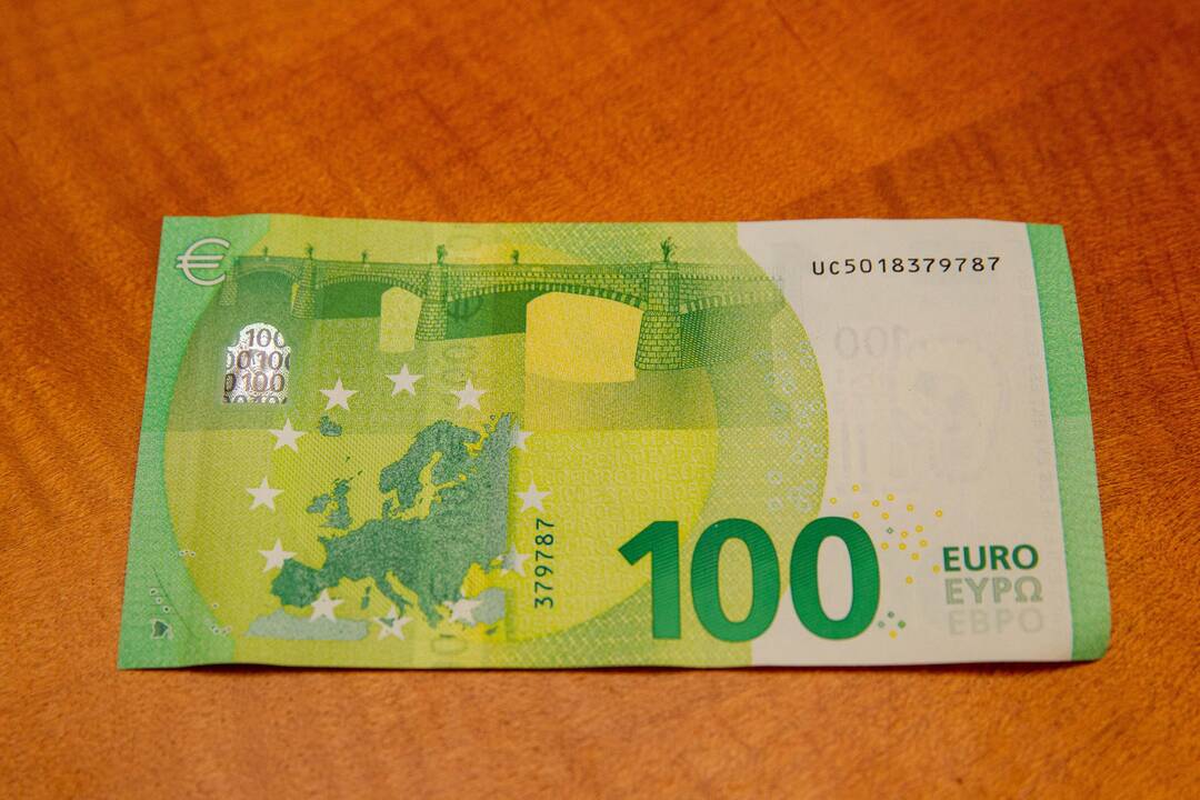 Pristatyti naujieji 100 ir 200 eurų banknotai