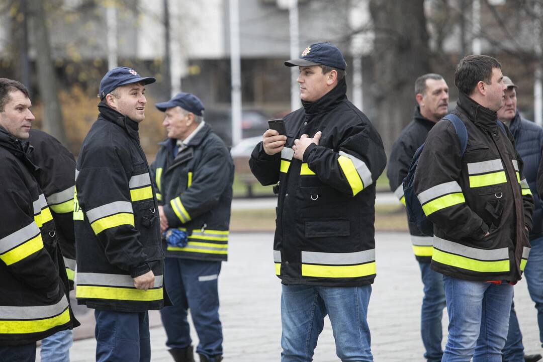 Ugniagesių mitingas V. Kudirkos aikštėje