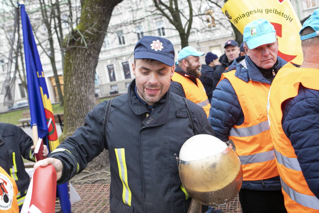 Ugniagesių mitingas V. Kudirkos aikštėje