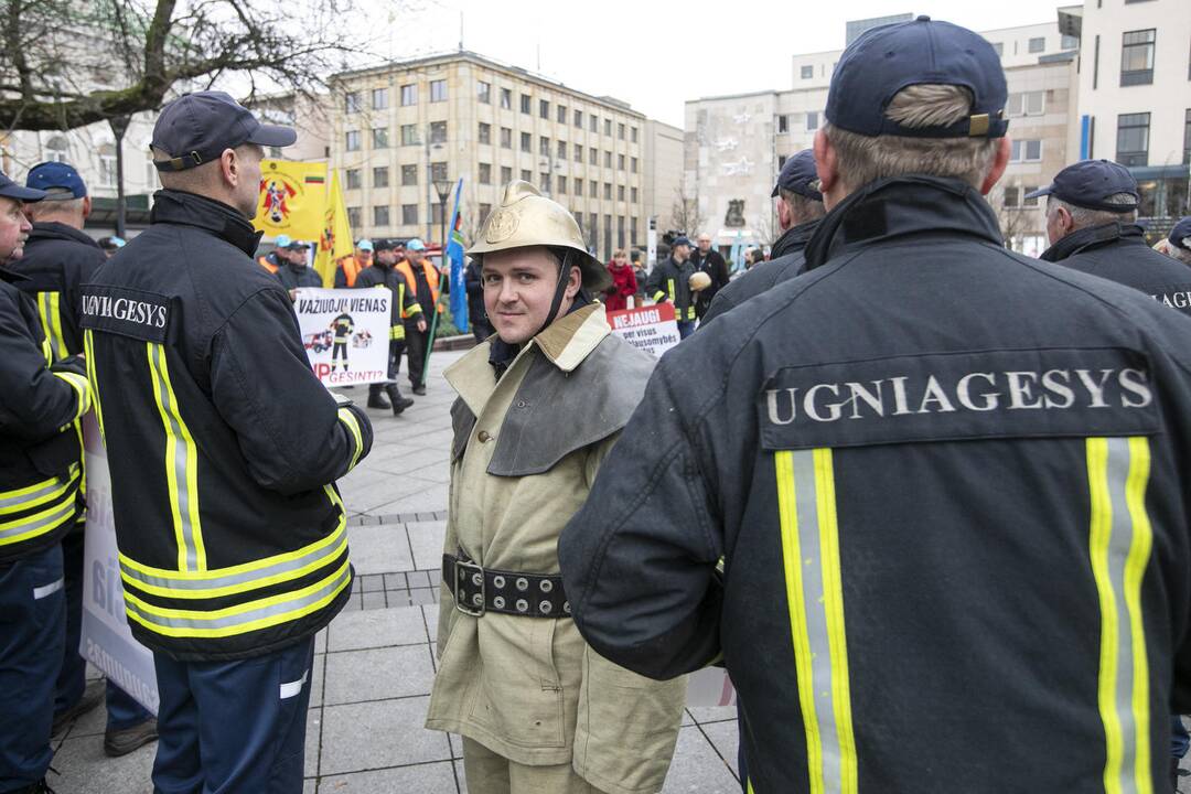 Ugniagesių mitingas V. Kudirkos aikštėje