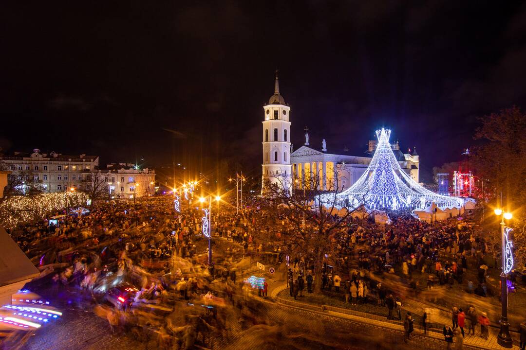 Katedros aikštėje įžiebta Kalėdų eglė