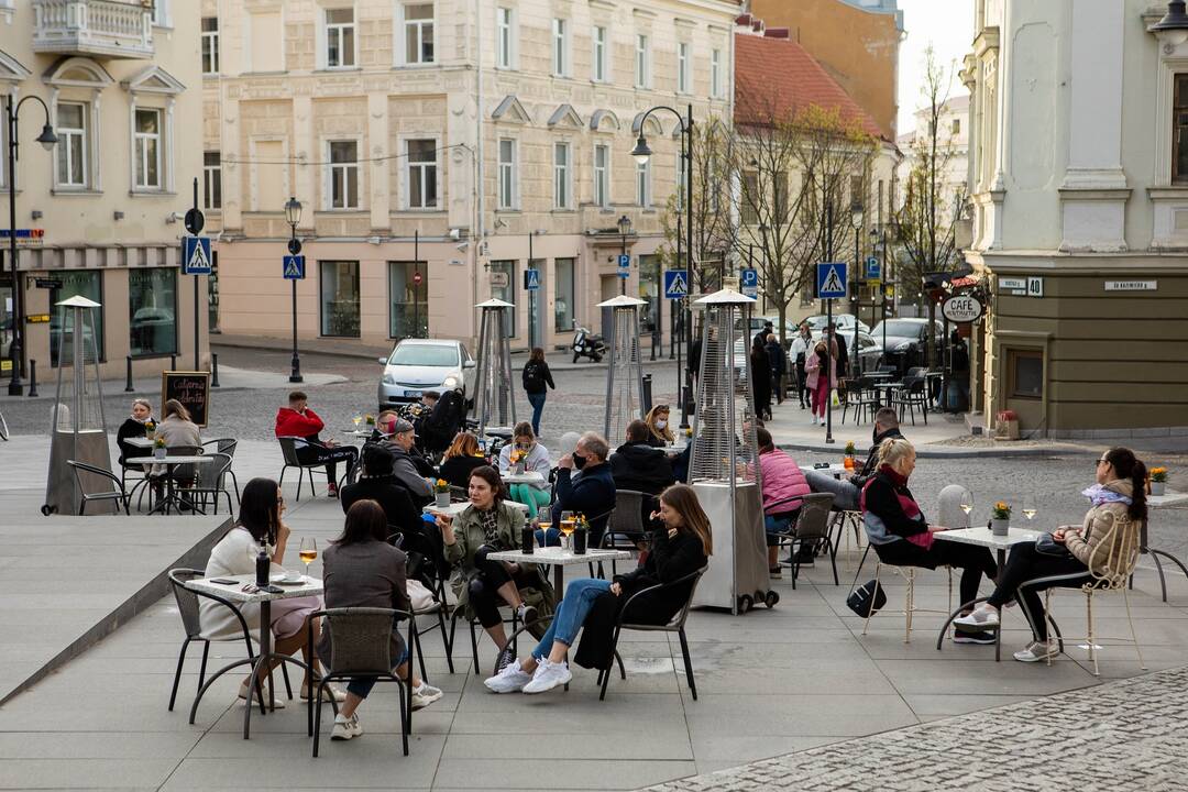 Maitinimo įstaigose – dviejų metrų atstumai tarp stalų, daugkartinių daiktų dezinfekcija