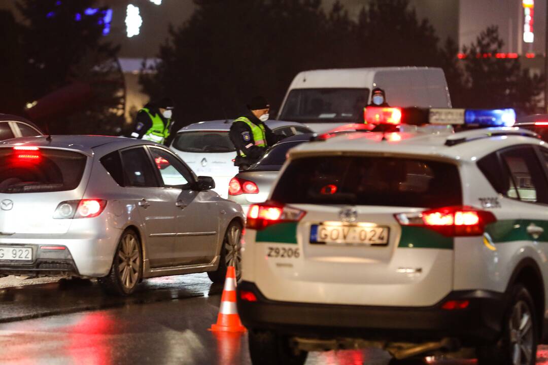 Policija pradėjo masinę judėjimo kontrolę