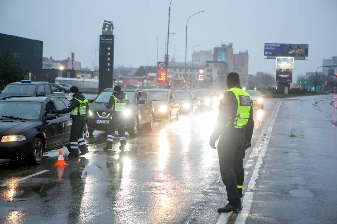 Pirmąją Kalėdų dieną Kauno apskrities patikros postuose policija apgręžė beveik 1400 automobilių