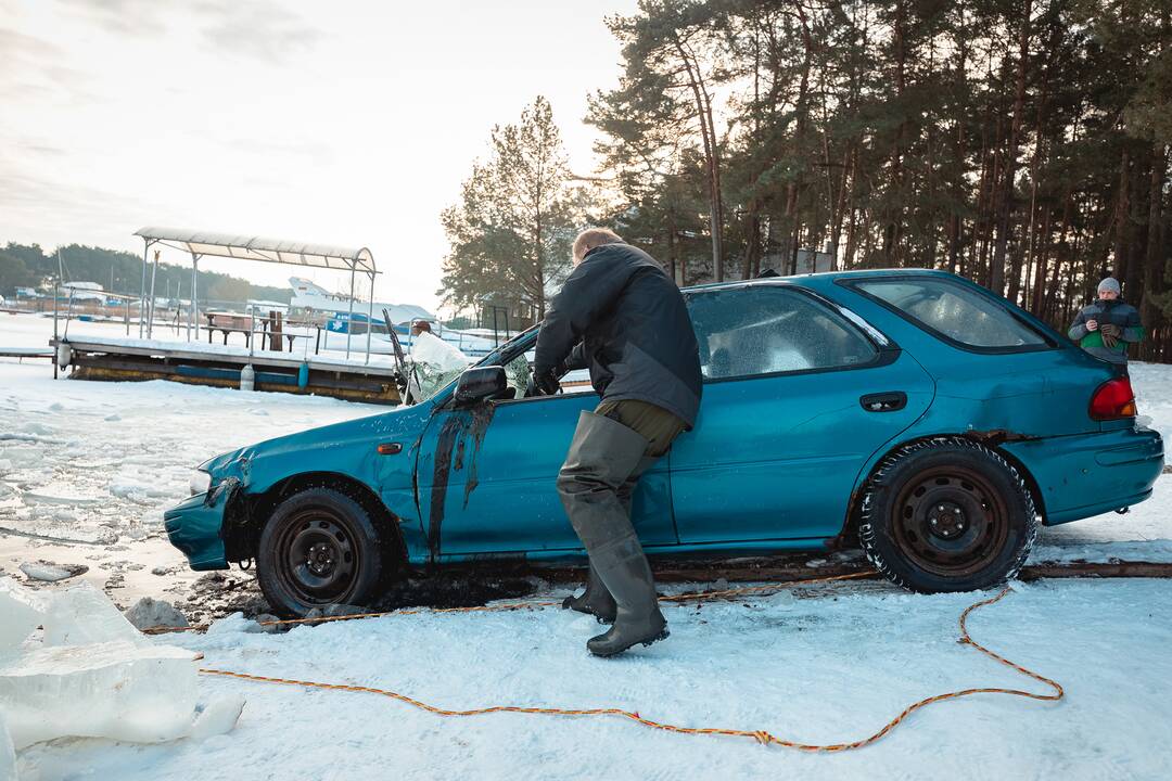 „Subaru“ ištrauktas iš Kauno marių