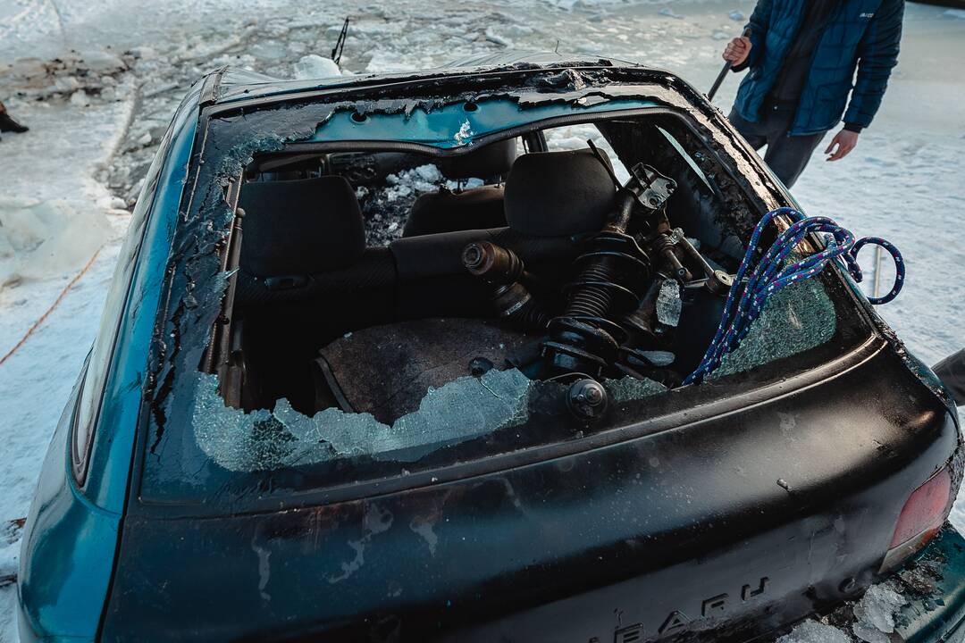 „Subaru“ ištrauktas iš Kauno marių
