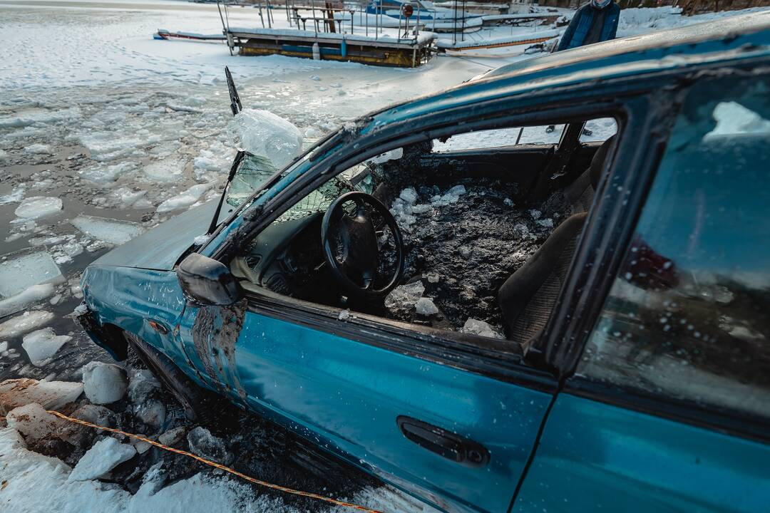 „Subaru“ ištrauktas iš Kauno marių