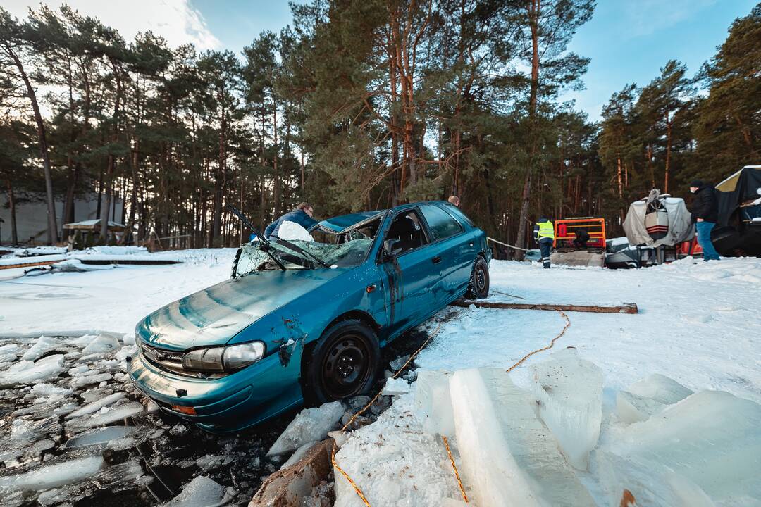 „Subaru“ ištrauktas iš Kauno marių
