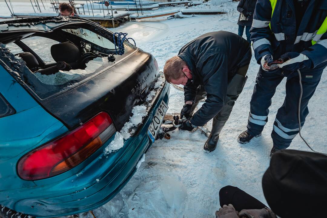 „Subaru“ ištrauktas iš Kauno marių