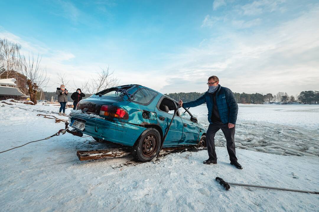 „Subaru“ ištrauktas iš Kauno marių