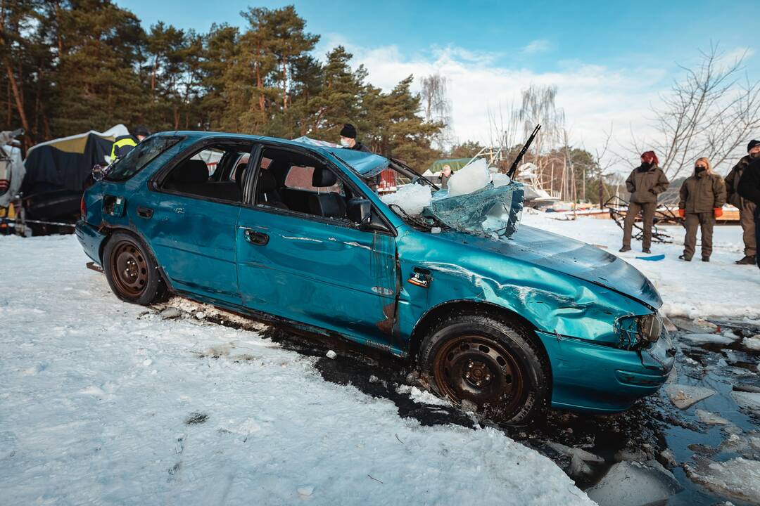 „Subaru“ ištrauktas iš Kauno marių
