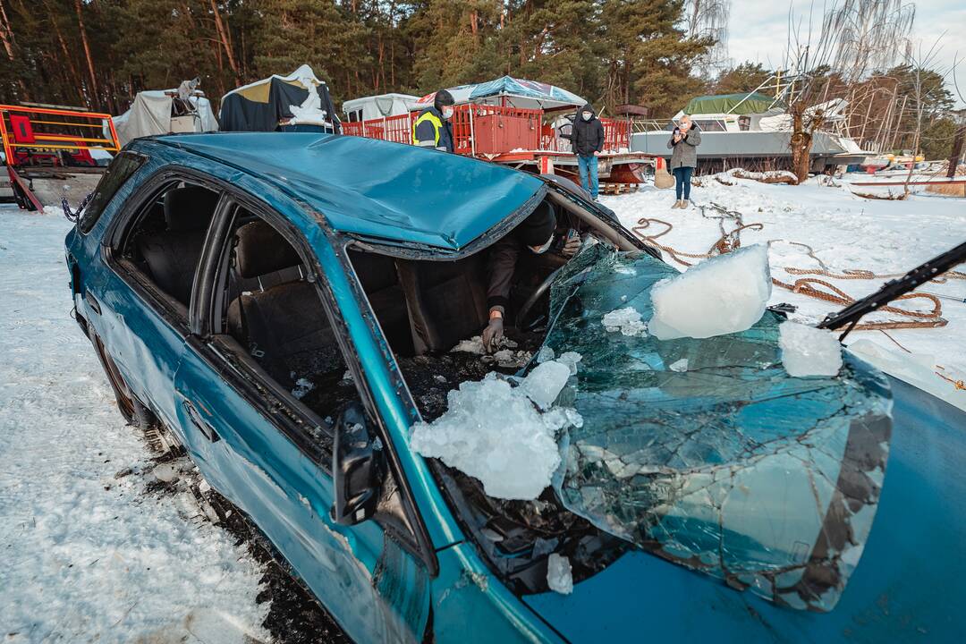 „Subaru“ ištrauktas iš Kauno marių