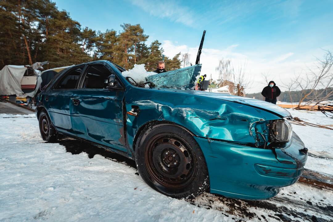 „Subaru“ ištrauktas iš Kauno marių